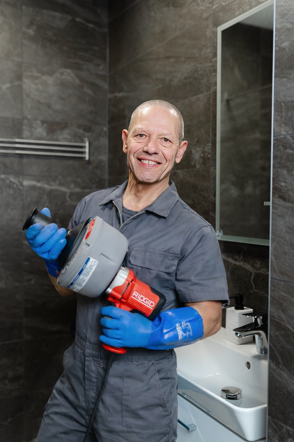 Duguláselhárító szakember a fürdőszobában